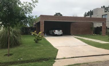 CASA EN VENTA PUERTO ROLDAN