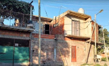 Casa en  Ubicación: calle 877A N 1794 esquina Avenida Bosques.  Florencio Varela