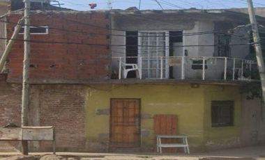 Casa en  Ubicación: calle 877A N 1794 esquina Avenida Bosques.  Florencio Varela