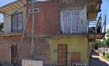 Casa en  Ubicación: calle 877A N 1794 esquina Avenida Bosques.  Florencio Varela