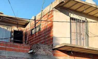 Casa en  Ubicación: calle 877A N 1794 esquina Avenida Bosques.  Florencio Varela