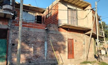 Casa en  Ubicación: calle 877A N 1794 esquina Avenida Bosques.  Florencio Varela