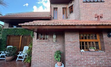 Venta importante chalet  en  Parque Luro! Apto credito