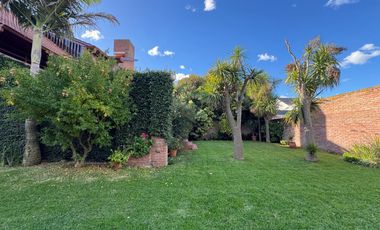Venta importante chalet  en  Parque Luro! Apto credito