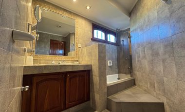 Venta importante chalet  en  Parque Luro! Apto credito
