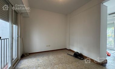 Muy Buen Depto 2 Amb. al Frente, con Balcón y Cochera