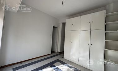 Muy Buen Depto 2 Amb. al Frente, con Balcón y Cochera