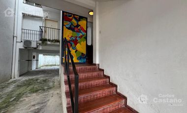 Muy Buen Depto 2 Amb. al Frente, con Balcón y Cochera