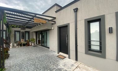Amplio chalet de 4 ambientes con pileta climatizada