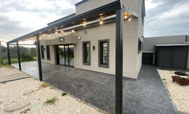 Amplio chalet de 4 ambientes con pileta climatizada