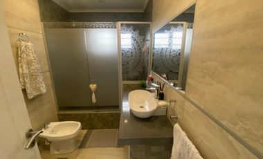 Amplio chalet de 4 ambientes con pileta climatizada