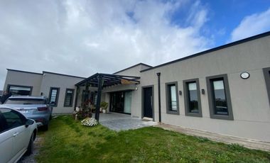 Amplio chalet de 4 ambientes con pileta climatizada