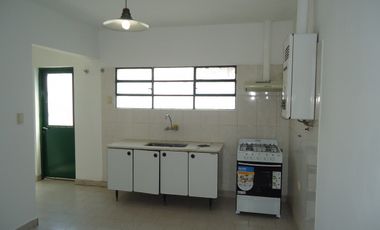 LOS PLATANOS, AMPLIA PROPIEDAD, HERMOSA ZONA.-