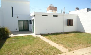 LOS PLATANOS, AMPLIA PROPIEDAD, HERMOSA ZONA.-