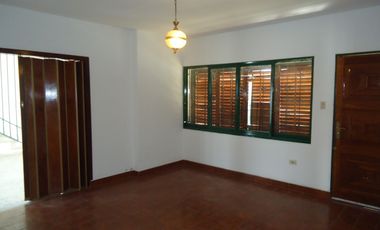 LOS PLATANOS, AMPLIA PROPIEDAD, HERMOSA ZONA.-