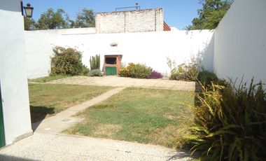 LOS PLATANOS, AMPLIA PROPIEDAD, HERMOSA ZONA.-