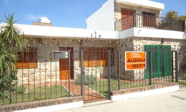 LOS PLATANOS, AMPLIA PROPIEDAD, HERMOSA ZONA.-
