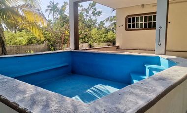 Casa con gran terreno en venta en segunda fila de la playa en Chuburná Puerto