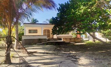 Casa con gran terreno en venta en segunda fila de la playa en Chuburná Puerto