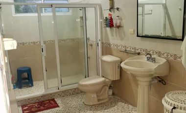 Casa con gran terreno en venta en segunda fila de la playa en Chuburná Puerto