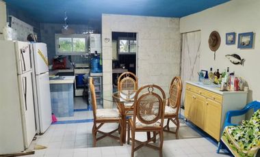 Casa con gran terreno en venta en segunda fila de la playa en Chuburná Puerto