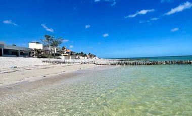 Casa con gran terreno en venta en segunda fila de la playa en Chuburná Puerto