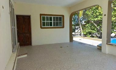 Casa con gran terreno en venta en segunda fila de la playa en Chuburná Puerto