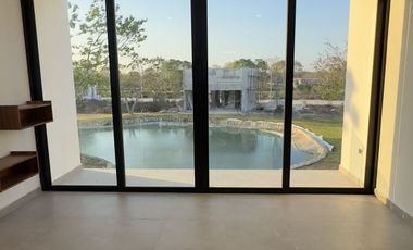 En venta casa con vista a lago en privada Altozano