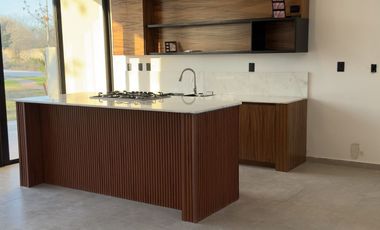 En venta casa con vista a lago en privada Altozano