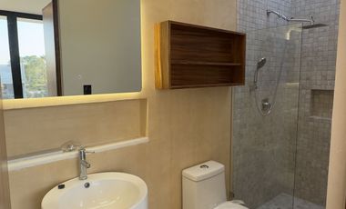 En venta casa con vista a lago en privada Altozano