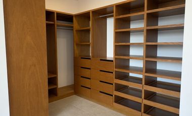 En venta casa con vista a lago en privada Altozano