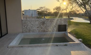 En venta casa con vista a lago en privada Altozano