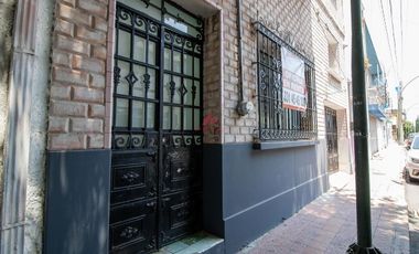 CASA EN VENTA CON USO DE SUELO MIXTO PARA REMODELACION, GUADALAJARA