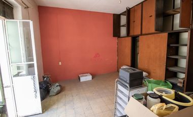 CASA EN VENTA CON USO DE SUELO MIXTO PARA REMODELACION, GUADALAJARA