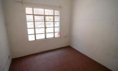 CASA EN VENTA CON USO DE SUELO MIXTO PARA REMODELACION, GUADALAJARA