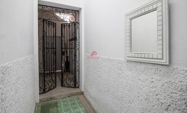 CASA EN VENTA CON USO DE SUELO MIXTO PARA REMODELACION, GUADALAJARA