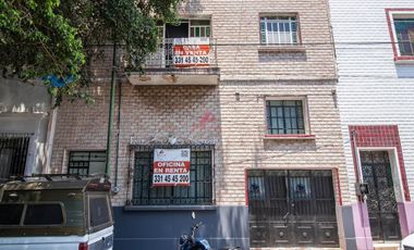 CASA EN VENTA CON USO DE SUELO MIXTO PARA REMODELACION, GUADALAJARA
