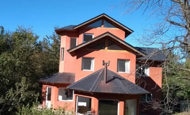 Amplia Casa con 3 dormitorios rodeada de bosque y cercano a Laguna Rosales