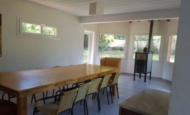 Amplia Casa con 3 dormitorios rodeada de bosque y cercano a Laguna Rosales