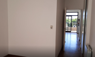 Departamento con Vista Verde y Cochera: Comodidad y Calidad