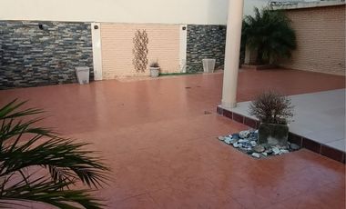 Casa c/pileta Sobre Av Zanni