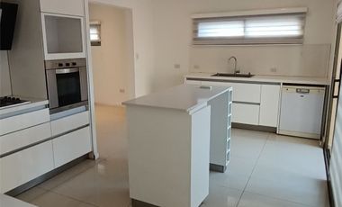 Casa c/pileta Sobre Av Zanni