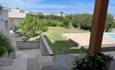 EN VENTA, CASA EN BARRIO PRIVADO SANTA CANDIDA