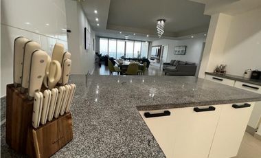 Alquilo Waters, Amoblado, en la avenida Balboa, tres recámaras