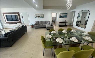 Alquilo Waters, Amoblado, en la avenida Balboa, tres recámaras