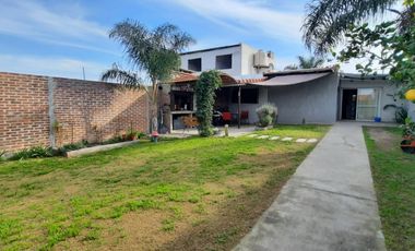 SE VENDE CASA 2 DORMITORIOS, CON AMPLIO VERDE Y GALPON