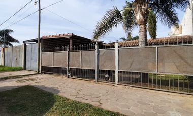 SE VENDE CASA 2 DORMITORIOS, CON AMPLIO VERDE Y GALPON