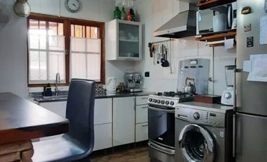 SE VENDE CASA 2 DORMITORIOS, CON AMPLIO VERDE Y GALPON
