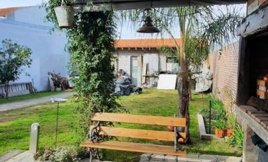 SE VENDE CASA 2 DORMITORIOS, CON AMPLIO VERDE Y GALPON