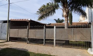 SE VENDE CASA 2 DORMITORIOS, CON AMPLIO VERDE Y GALPON